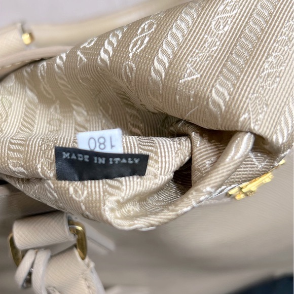 AUTH 🩷 Prada Lux Galleria Saffiano leather tote in light beige - Picture 8 of 13
